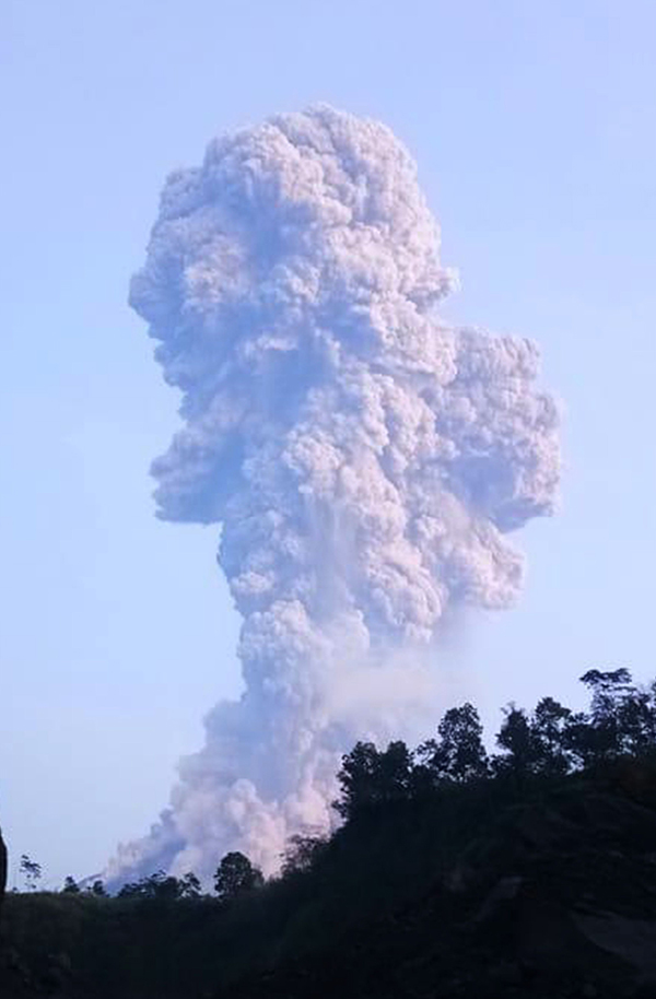 火山喷发后，大量火山灰直冲云霄，形成蘑菇云。 （法新社）