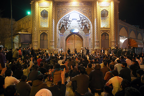 伊朗民众周一在库姆一所清真寺外聚集祈祷。