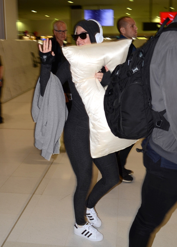 凯蒂佩芮现身悉尼机场返美，拿着枕头遮孕肚。