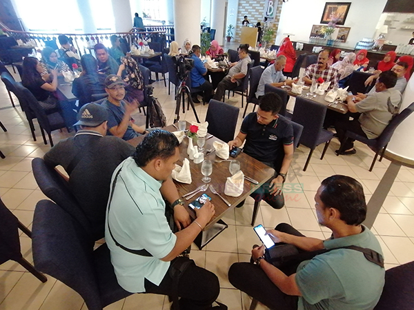 各媒体在马六甲国际贸易中心酒店的咖啡厅，等待巫统召开紧急记者会。