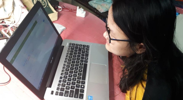 印尼学生佳恩于行动管制令前送返回国，不过她也通过网络在印尼进行线上学习。（图由培中提供）