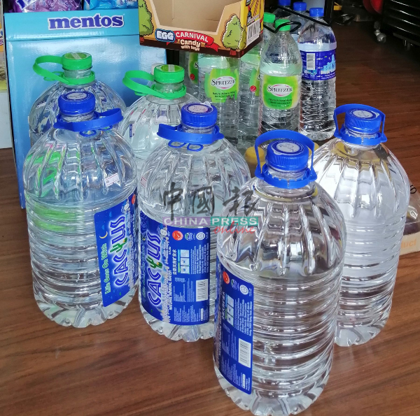 马六甲适逢配水，不少家庭购买大桶装矿泉水应付没水的情况。
