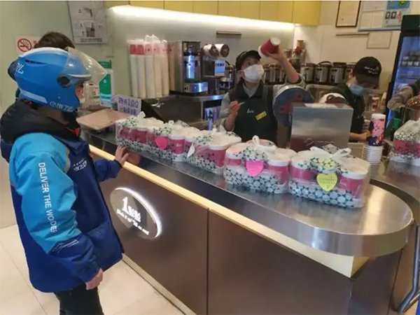 上海出现“报复性消费”现象：狂喝珍奶。（取自《上观新闻》）