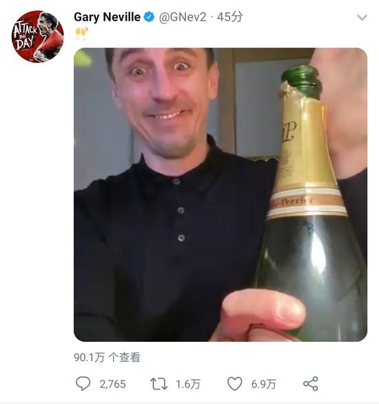 尼维尔开香槟庆祝利物浦输球。