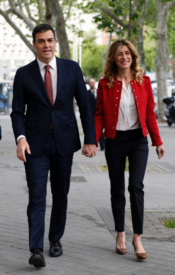 西班牙首相桑切斯（左）和妻子。