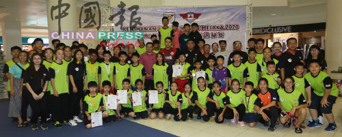 甲州武术锦标赛优胜者与嘉宾。