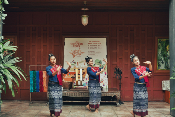 博物馆外的泰国传统舞蹈表演。
