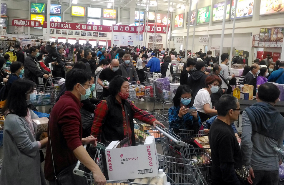 民众周五在台北好市多购物，多人排队付钱，场面相当拥挤。（欧新社）