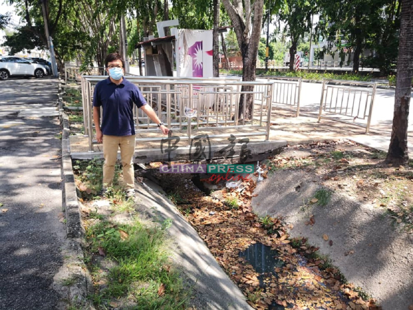 李春源巡视新马六甲花园阻塞的沟渠。