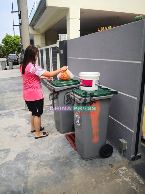 居民以砖块或桶盖着垃圾桶，避免野猴掀开垃桶找吃，丢到满地垃圾。