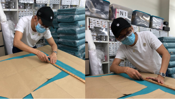 Khoon Hooi带著口罩，正准备将这一卷卷布料化身成当前急用的医疗防护衣。