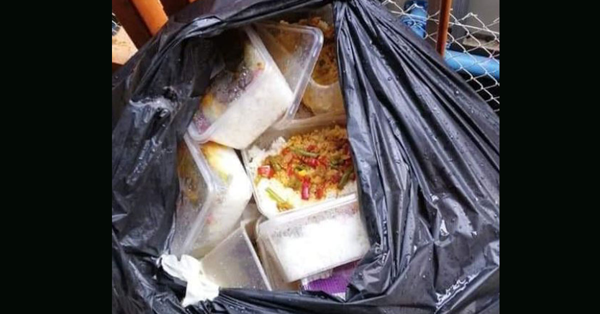 客工嫌弃饭盒没有咖喱不好吃，大量的饭盒被丢弃。（截图取自互联网）