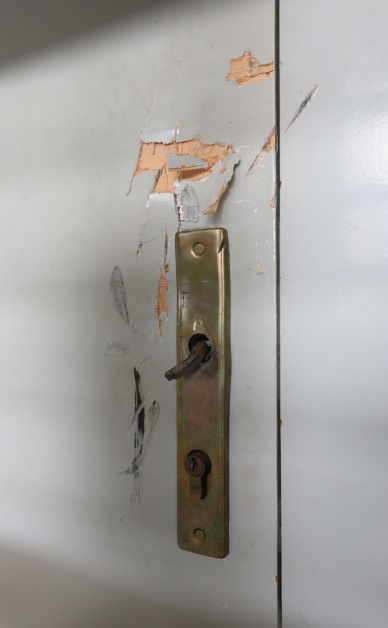 肃毒局人员去年到事发单强行入屋，门把至今仍留有被撬的痕迹。