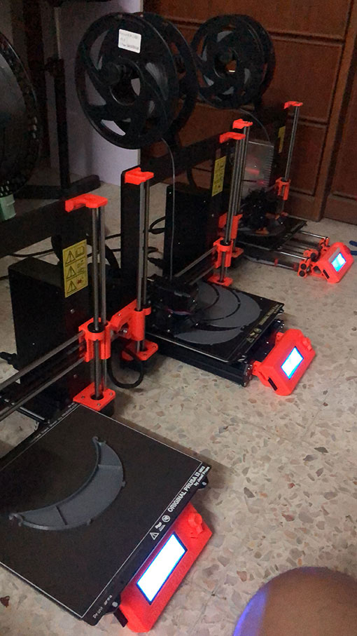 黄松毅利用家里的3D打印机，打印面罩塑料环架。（受访者提供）