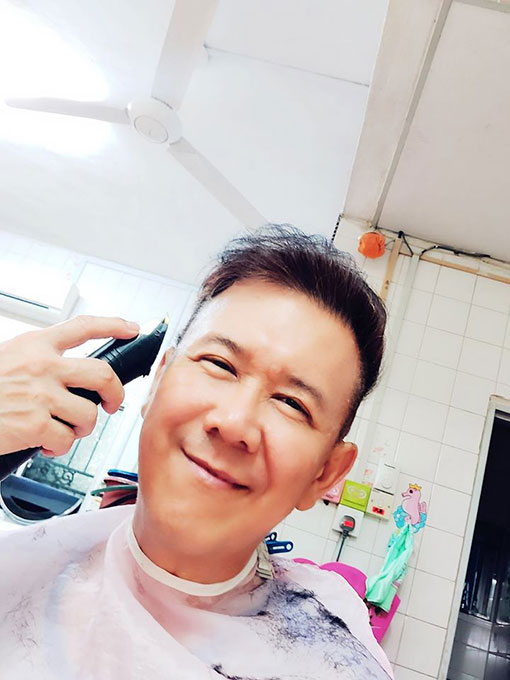 庄学忠在行动管制期间仍有专属发型师为他服务！