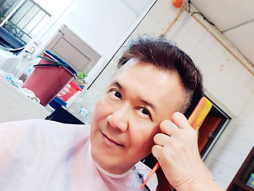 太太为庄学忠理了一个干净利落的新发型。