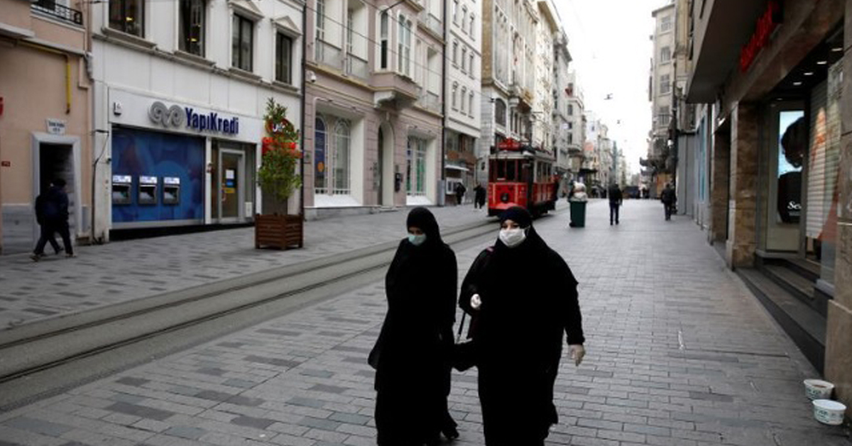 疫情最严重的伊斯坦布尔街上空荡荡，民众也戴口罩。