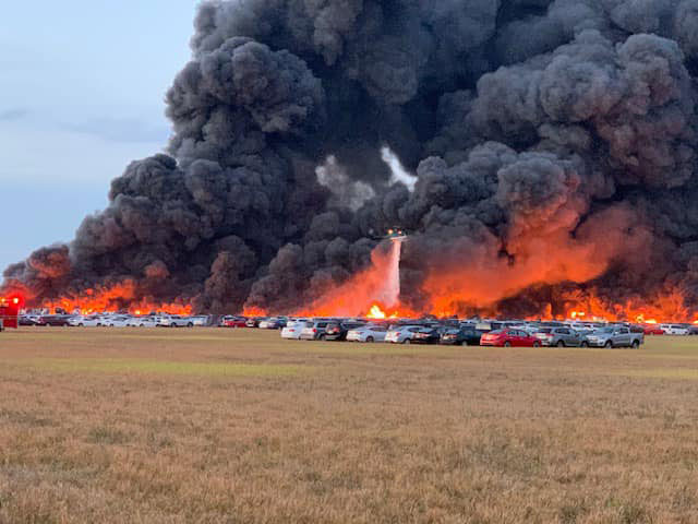 美国佛州国际机场外面发生火灾，熊熊烈火，烧起3516辆汽车，冒出滚滚浓烟。