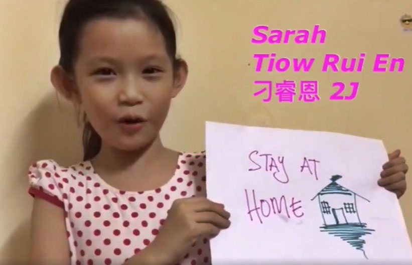 参与的小朋友一边展示 Stay At Home字报，一边献上寄语。（截图自短片）