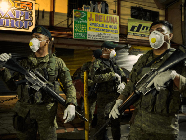 菲律宾军警人员在吕宋岛持枪巡逻。（示意图）