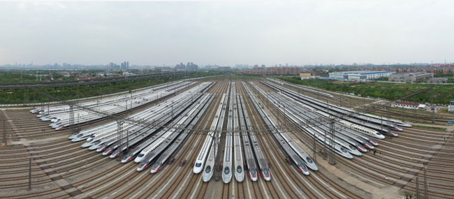 无人机周一拍摄显示，武汉动车段高铁动车组整装待发，为4月8日列车开行做准备。（新华社）