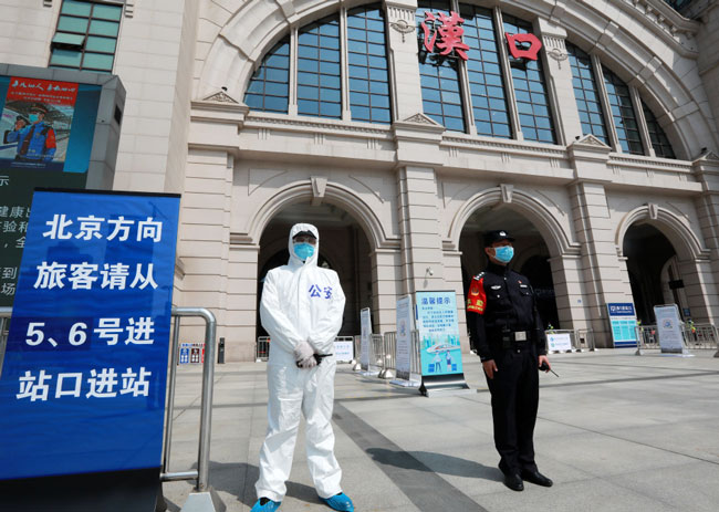 武汉铁路民警周一加强汉口火车站治安巡查。（新华社）