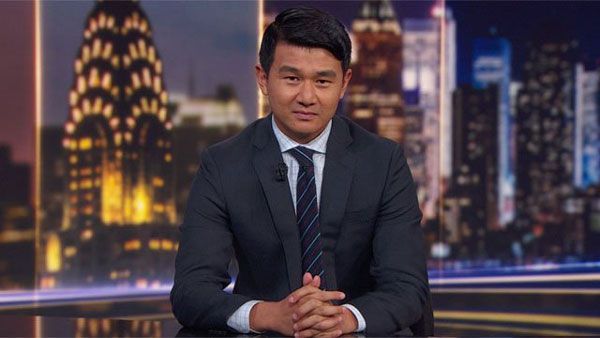 钱信伊是美国深夜脱口秀电视节目《每日秀》的常驻亚裔演员。