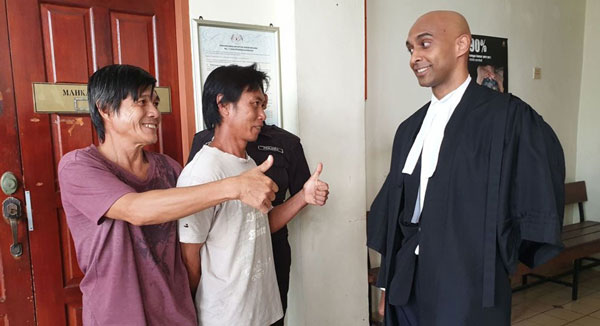 张宝华（左起）及陈志伟，感谢义务律师巴拉克南（右）协助上诉，让他们不必坐牢。