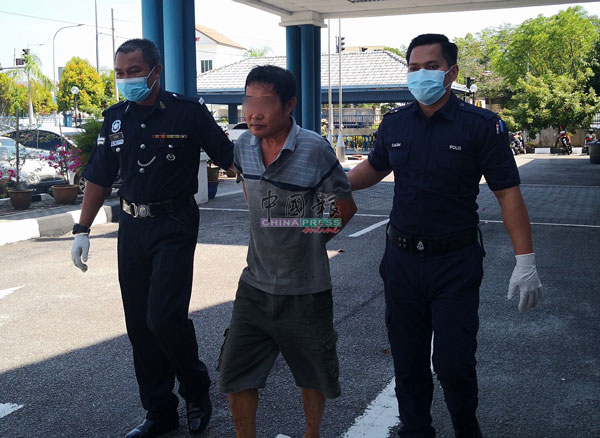 华裔中年男子因出言不逊又袭警，遭警方延扣4天。