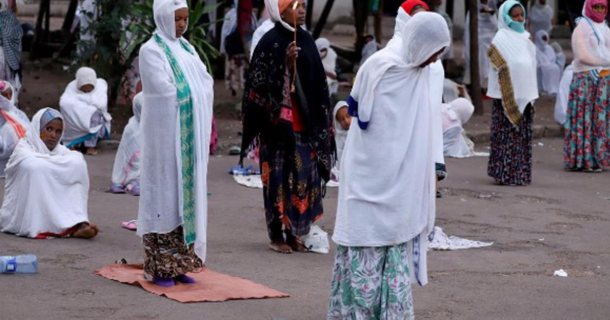 埃塞俄比亚民众进行宗教活动时保持1公尺的社交距离。