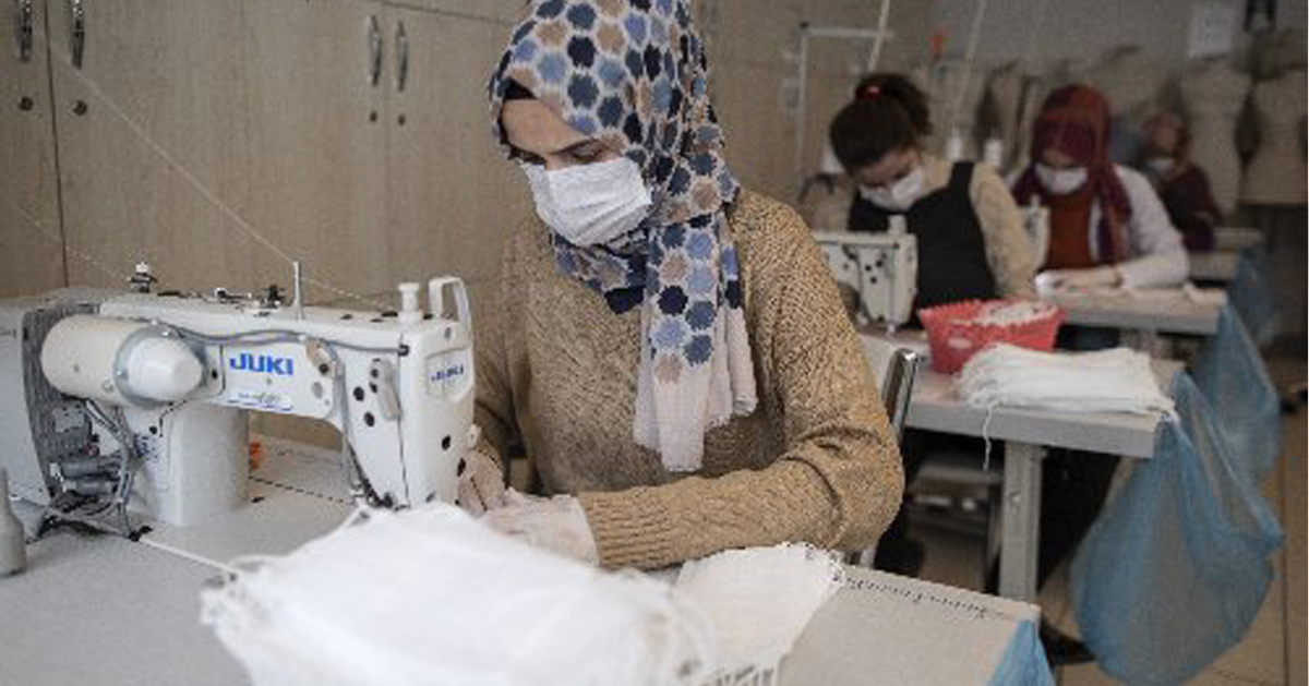 伊斯坦布尔市议会艺术与技职训练课程的教师志工，在赶着缝制口罩，准备免费派发给一所时装学校。（欧新社）