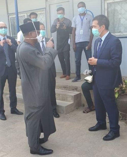 尼日利亚卫生部长（左）欢迎中国医疗团对的到来。