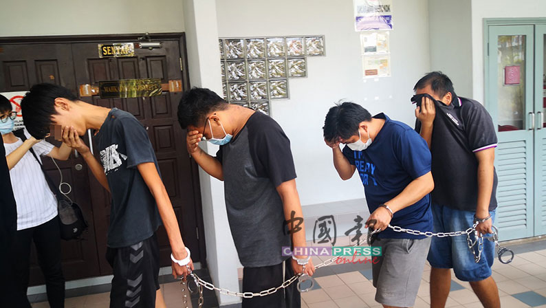4名被告因群聚而违反行动管制令，被控上马六甲法庭，各罚1000令吉。