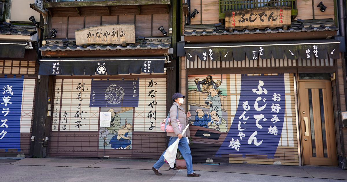 以往热闹繁华的东京浅草街区，商店纷纷关门，周二只有零星路人经过，显得分外冷清。
