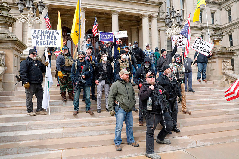 示威者在密歇根州兰辛议会大楼外抗议。（法新社）