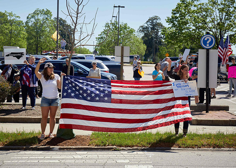 周二在北卡罗莱纳州罗利市，民众示威要求解封 。（法新社）