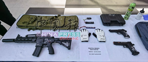 曼绒警方起获1把高仿度莱佛士气枪、2把仿真气枪、铅弹及相关配件。