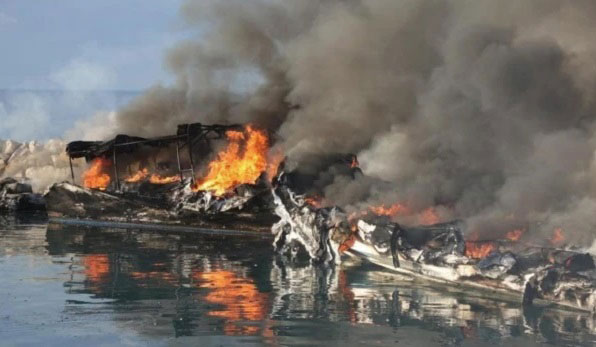 遇袭的船着火，其中一艘当场烧到剩下焦黑骨架。