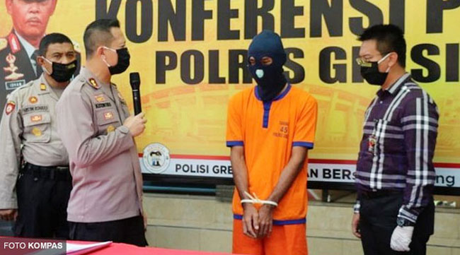 身穿橙色囚服、戴头套的嫌犯，在记者会上说出自己的干案过程。