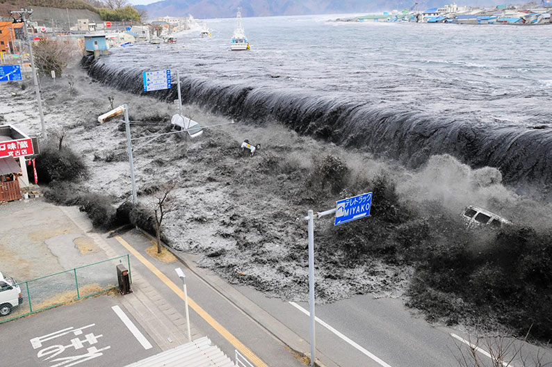 日本2011年3月11日发生强震，海啸灾情严重。