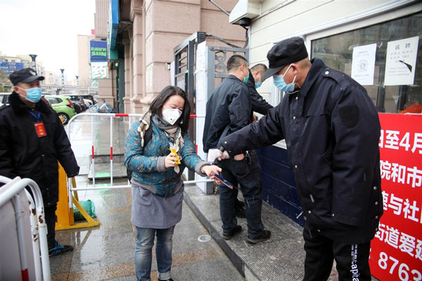 哈尔滨成为中国新冠肺炎疫情新一波焦点，官方统计，当地一名87岁的确诊病患已累计传染给78人。图为哈尔滨住宅小区人员出入管制。（中新社）