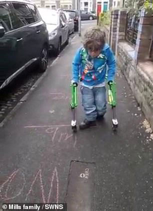 男童家人在行人道上每1公尺就作标志，以记录他的行走距离。