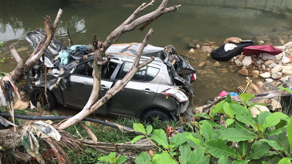 消拯员在距离案发现场约1公里外的沟渠内，寻获肇祸轿车，但女司机则下落不明。