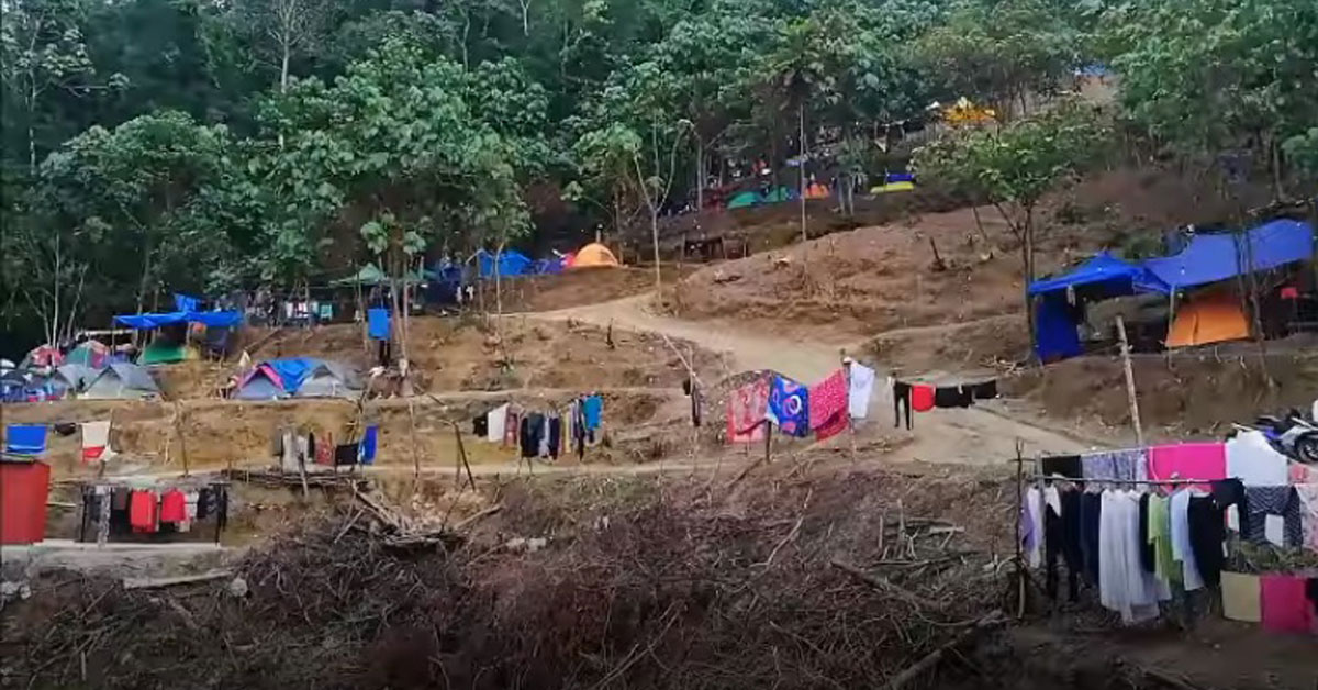 村民沿着坡道搭建多个帐篷，霸占了整个山林，执法人员都叹为观止。