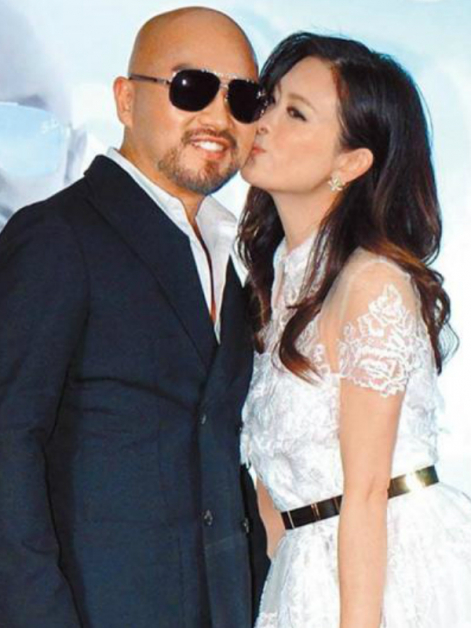 刘真和辛龙是因担任选秀节目评审相识，两人恋爱日是2012年7月22日也将每月22日，订定为两人独有的甜蜜双双节。
