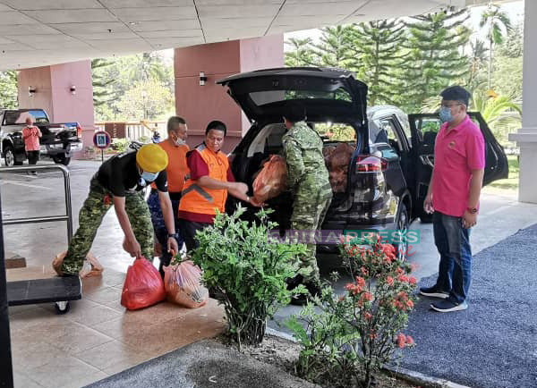 经过多番的争取及追问，亚沙国会团队于周二从芙蓉新城的芙蓉福利局领取150份的物资。