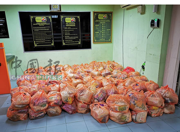 虽面对僧多粥少，但亚沙国会服务团队仍在第一时间把150份物资分发出去。