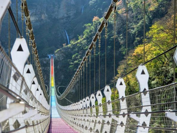 全台最深、最长的南投信义乡双龙瀑布七彩景观吊桥，于这个月起对外开放。