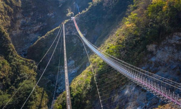 全长343公尺，桥面距谷底最深110公尺，两端高低落差达20公尺，走在桥上可一览上下层双瀑美景及壮阔深谷，桥梁因高低差落形成了彩虹曲线。