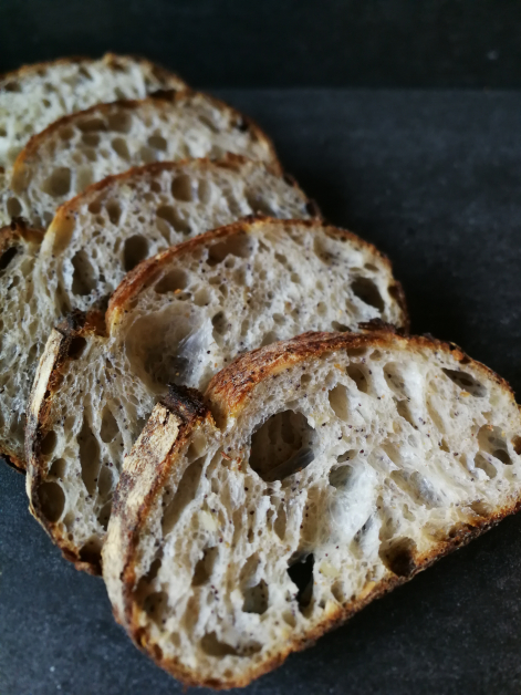 用法国面粉制作的“酸面包”，口感清香微酸，懂得吃酸面包的人，只单纯地享受面包的麦香味。店家的酸面包有坚果风味、原味和轻黑麦风味（20%黑麦）。